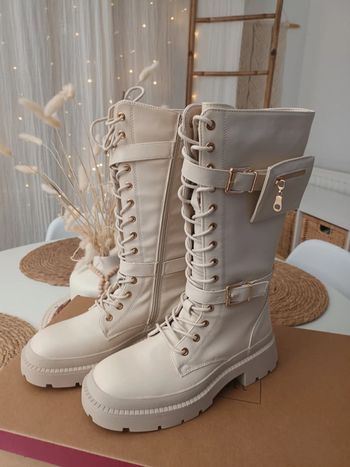 Jolie paire de bottes beige avec zip pointure 38 neuves avec étiquettes 🏷
