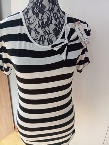 Joli tee-shirt avec p'tite dentelle à l' arrière