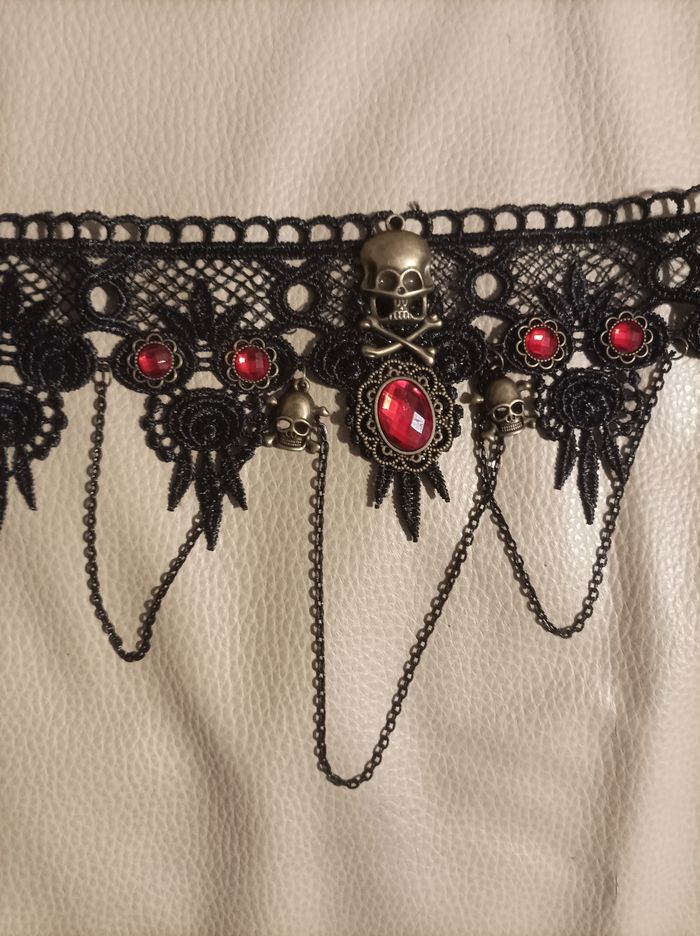 Collier ras du cou gothique tête de mort