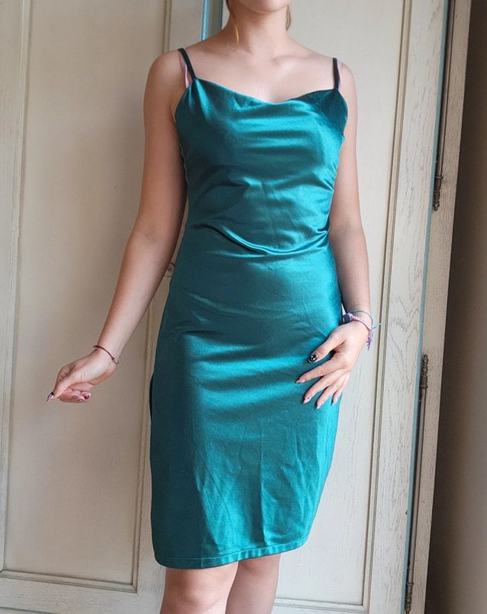 Robe verte satinée fendue