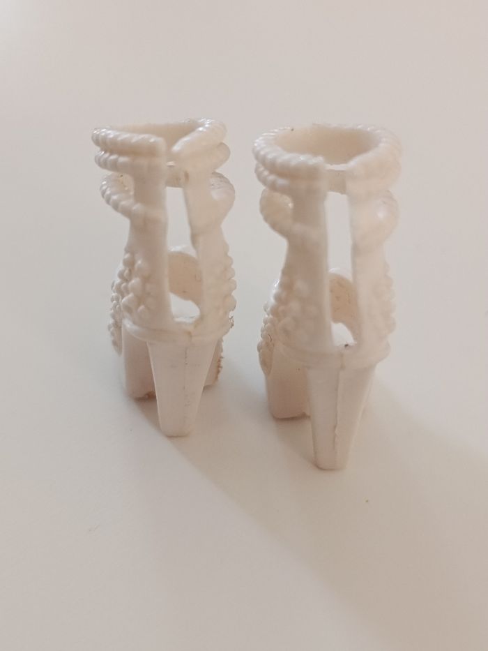 Paire de chaussures Barbie mariée - photo numéro 3