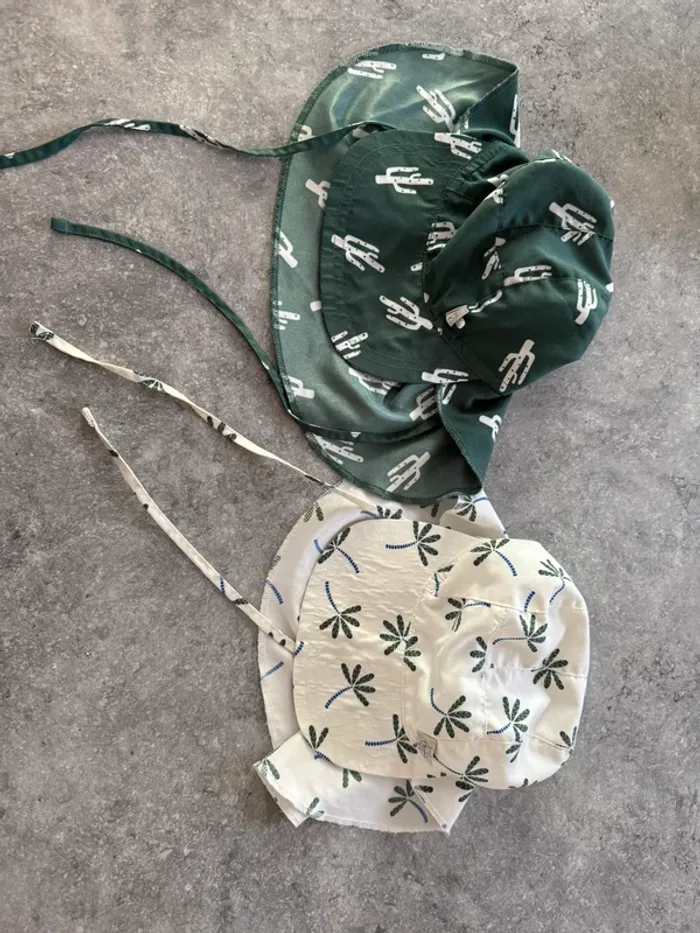 Deux casquettes/chapeaux protège nuque