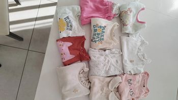 Lot vêtement 12 mois avec mini tache