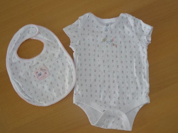 body + bavoir GAP T 3/6mois