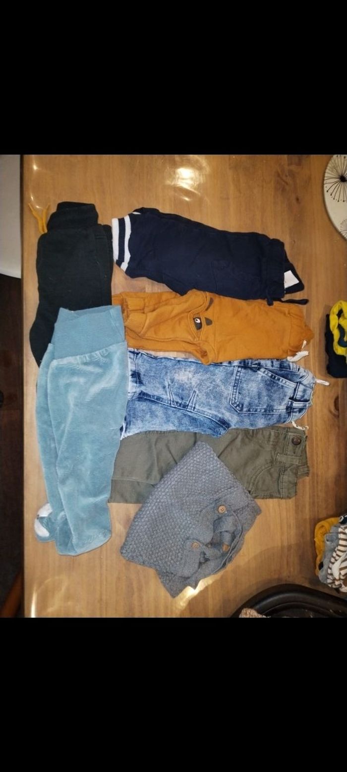Lot de 6 pantalons, plus un pull.