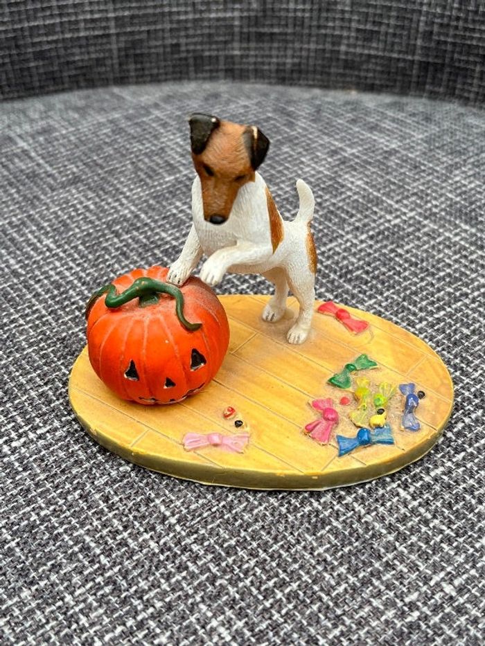 Figurine chien avec une citrouille en résine