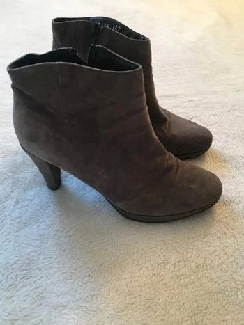 Bottines classes élégantes à talon fin en daim velours marron taupe gris