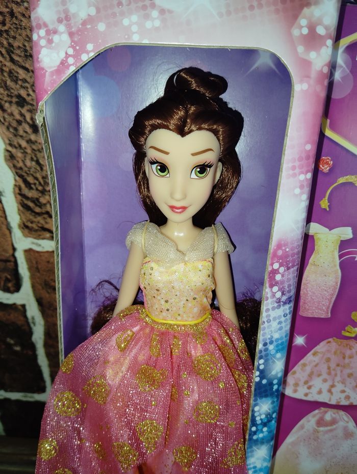 Coffret poupée Belle Disney avec tenues - photo numéro 2