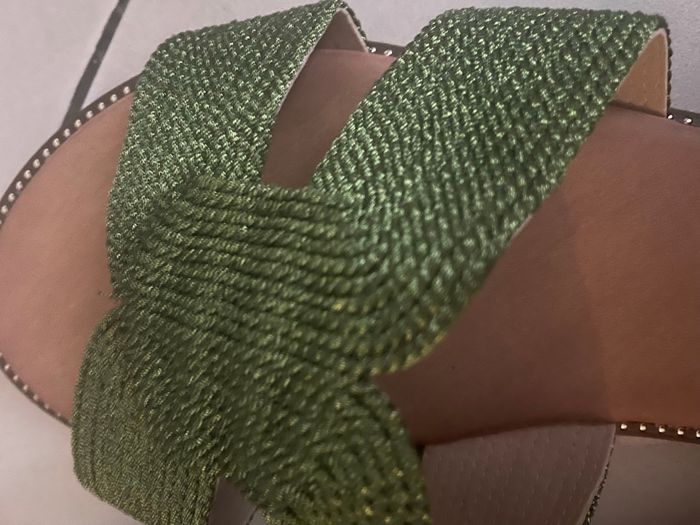 Magnifiques sandales vertes scintillantes cloutées finement sur le côté neuves - photo numéro 2