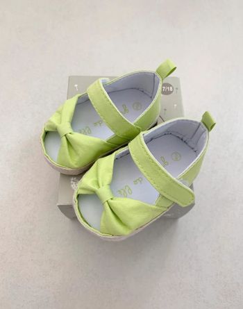 chaussures bébé Sandales bébé 17/18 neuves vert anis