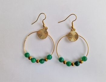 Créoles dorées avec perles vertes