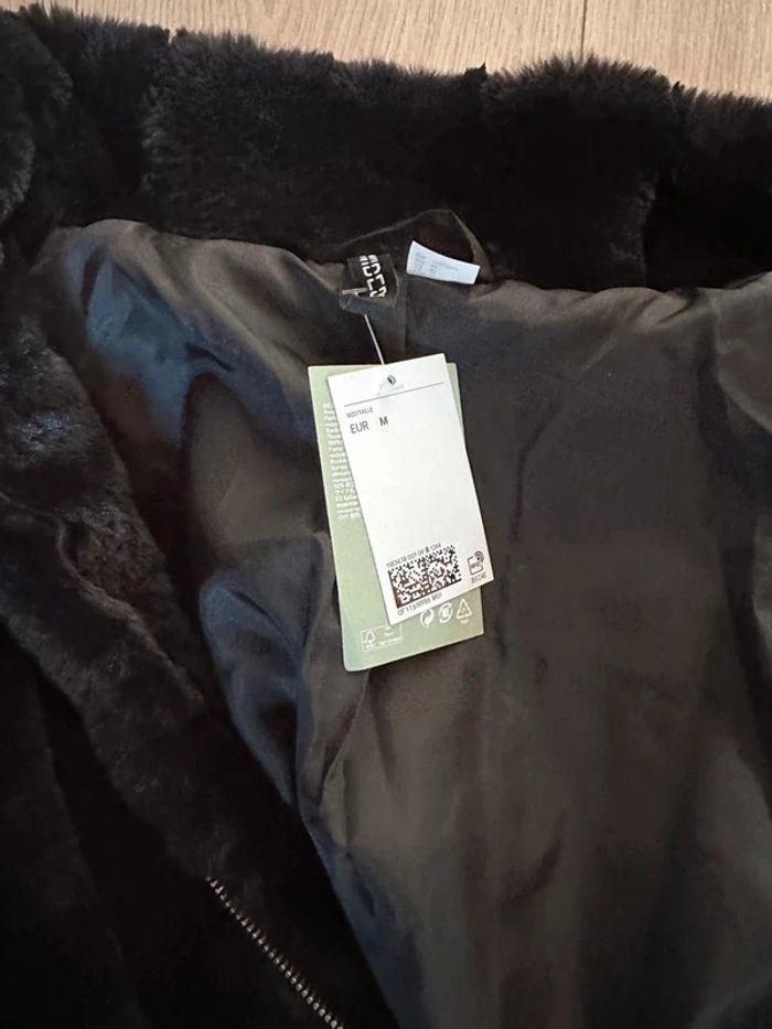 Manteau noir fausse fourrure neuf M
