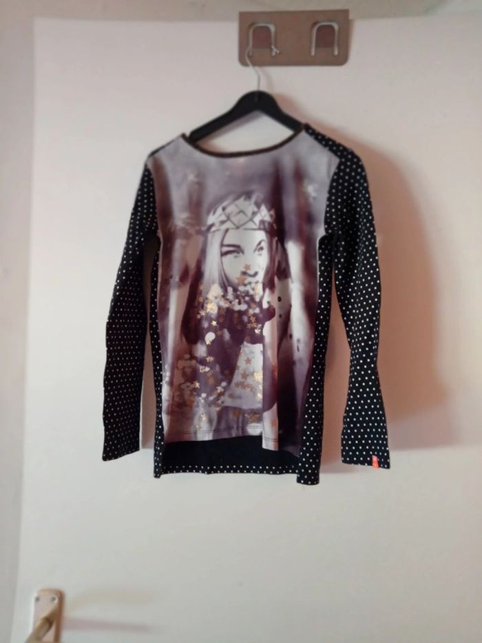 Jolie blouse longues manches noir. 9 ans