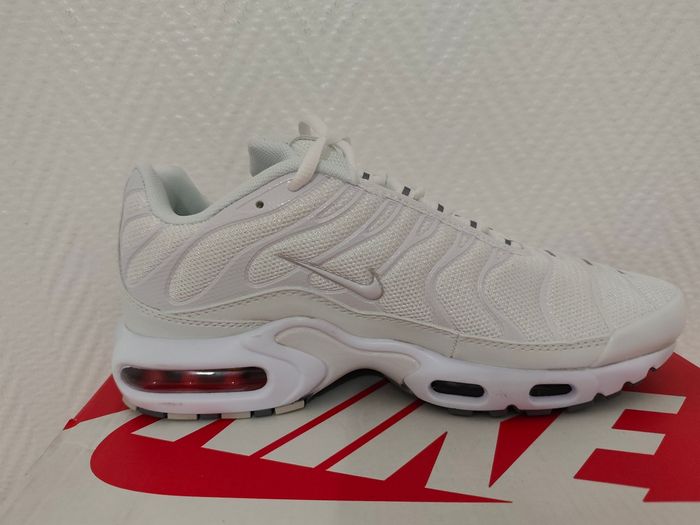 Nike air Max plus taille 43 Neuf avec étiquettes et emballage. - photo numéro 2