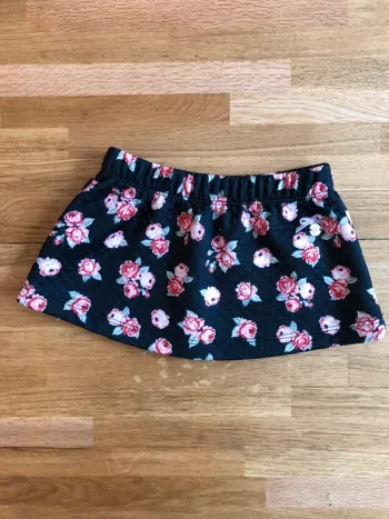 Jupe noire à fleurs