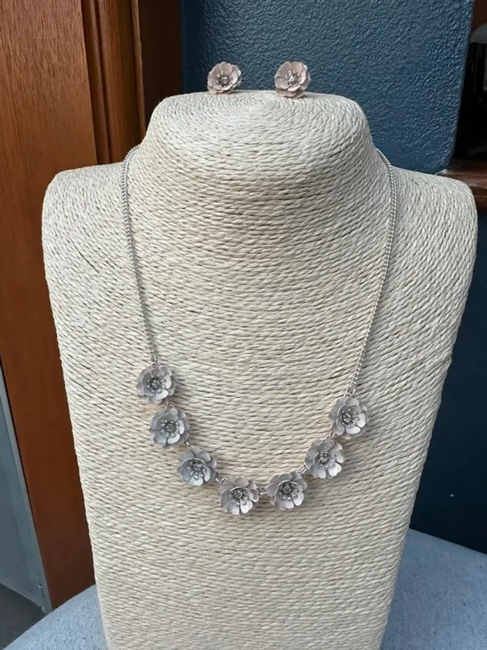 Parure collier + boucles d'oreilles fleur rose pale - photo numéro 4