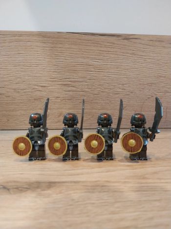Figurines type lego 4 guerriers orcs seigneur des anneaux