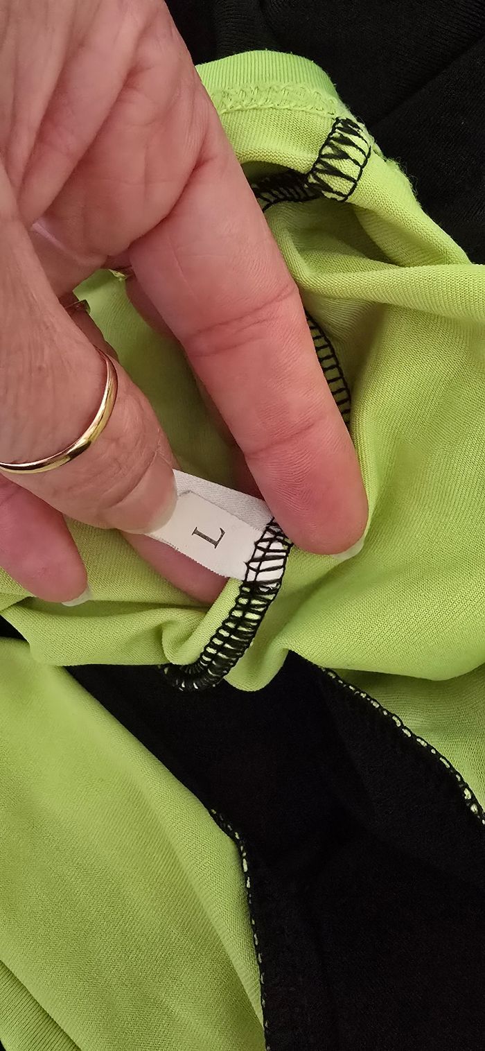 Robe noire et fluo - photo numéro 9