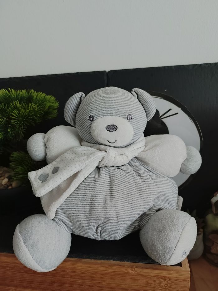 Doudou patapouf ours kaloo Zen poisson rayé gris blanc boule peluche écharpe