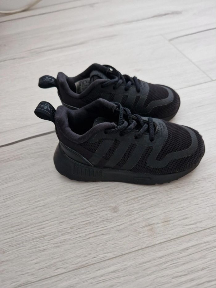Basket Adidas taille 21 - photo numéro 2