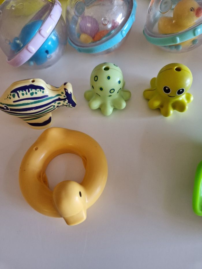 Lot de jouets pour le bain de bébé - photo numéro 2