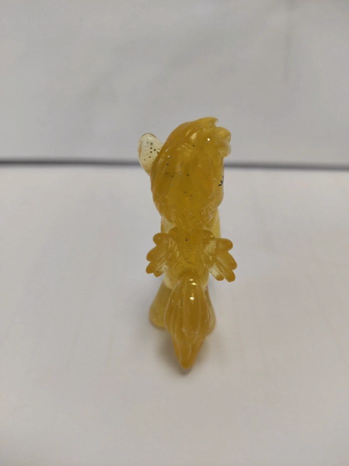 My Little Pony G4 blind bag wave 2 fluttershy #24 glittery #geektradeponeyg4 - photo numéro 5
