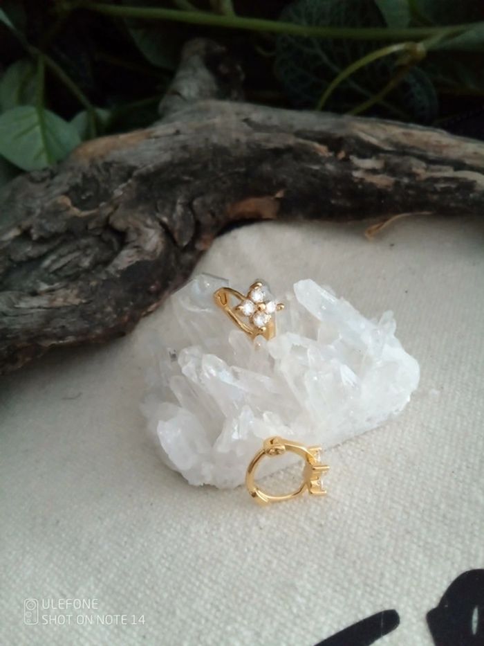 Boucles d'oreilles petites créoles fleurs zircons - photo numéro 2