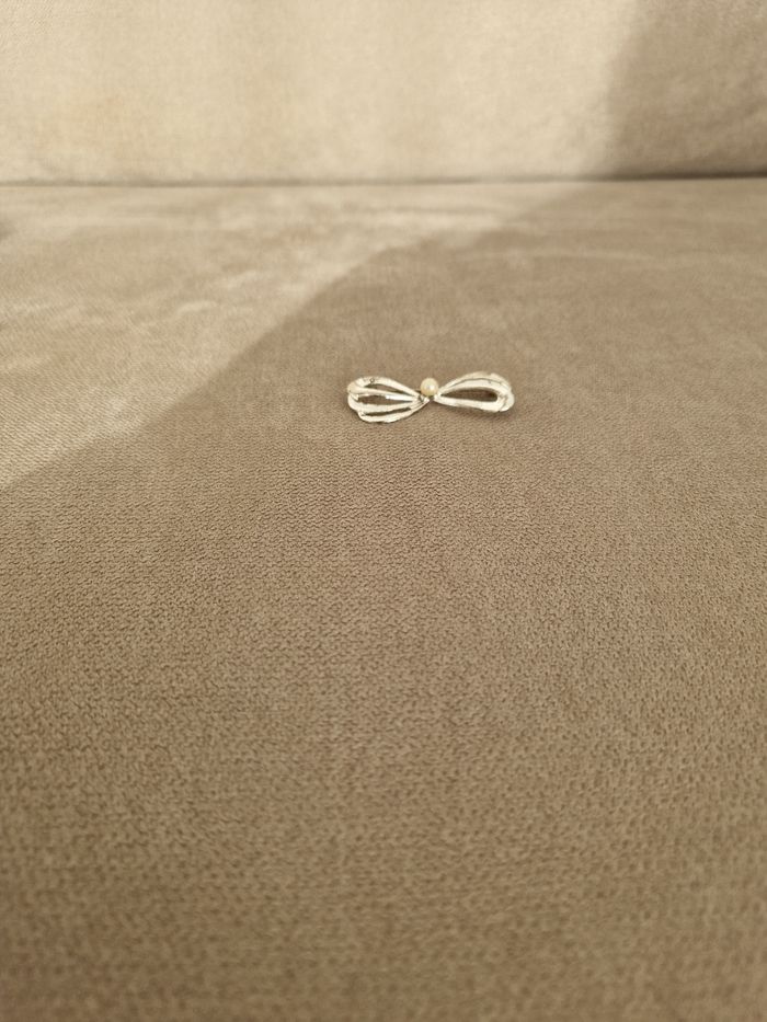 Broche argentée vintage avec sa perle