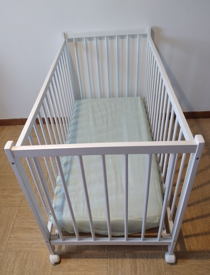 Lit à barreaux en bois à roulettes pour bébé - photo numéro 4