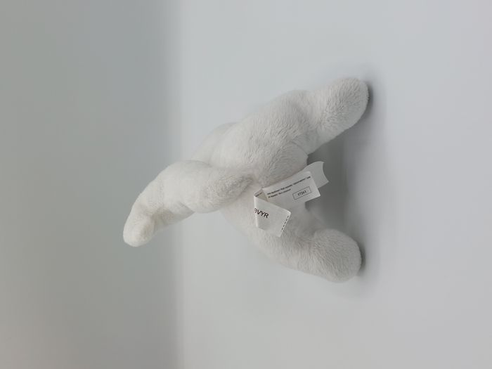 Peluche doudou écureuil blanc YVES ROCHER nœud marron au cou 18 cm - photo numéro 3