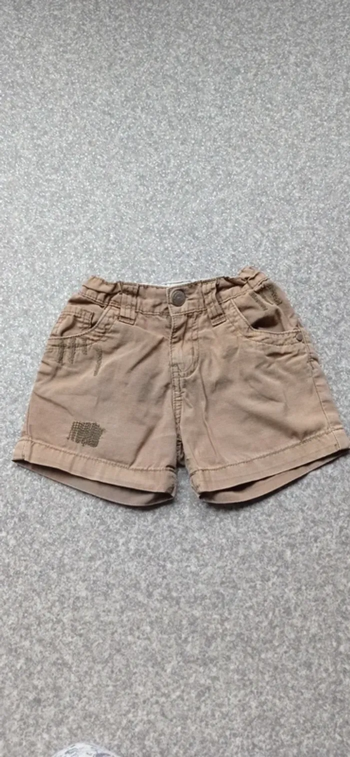 Dpam short taille 5 ans 
Bien porté