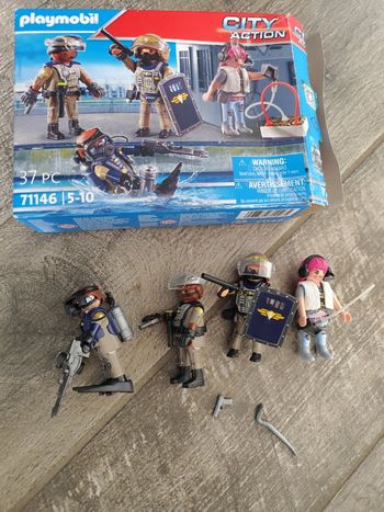 Equipe des forces spéciales police 71146