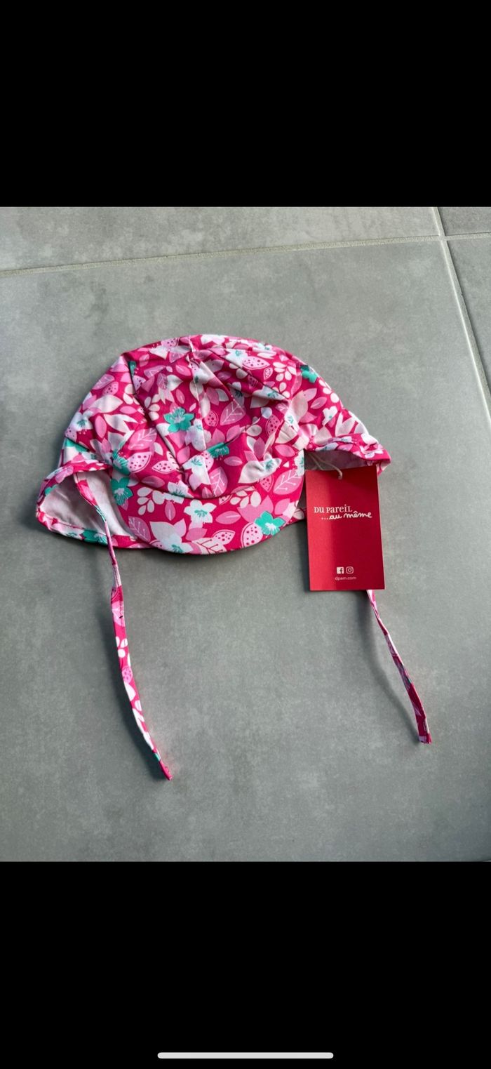 Casquette avec ficelles été fleurs 1/3 mois