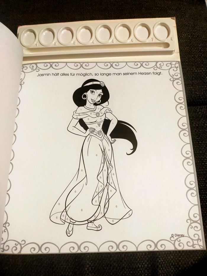 Livre de princesses a peindre ou colorier neuf - photo numéro 10