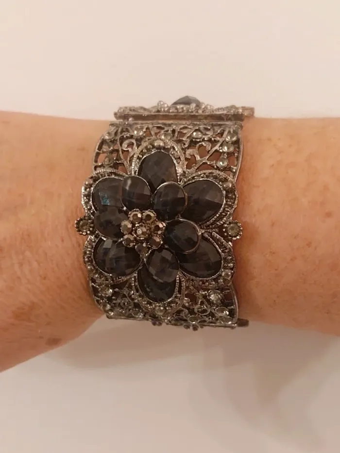 Bracelet fantaisie fleur 🌸 noire - photo numéro 4