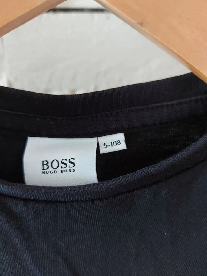 Tee shirt manches longues hugo boss parfait état 5 ans - photo numéro 3