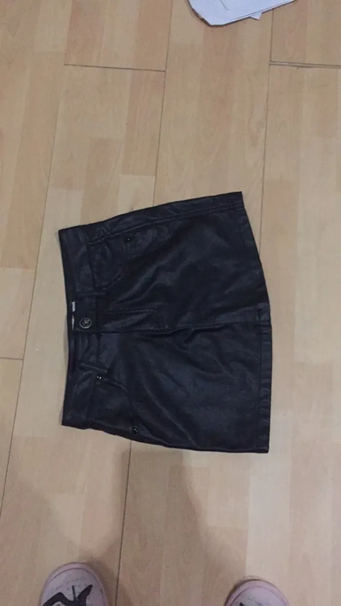 Jupe noir effet cuir - photo numéro 3