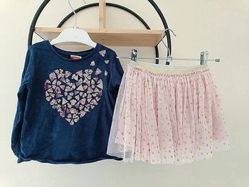 23-24 mois 2 ans ensemble Teeshirt tape a l'oeil et  jupe Hema