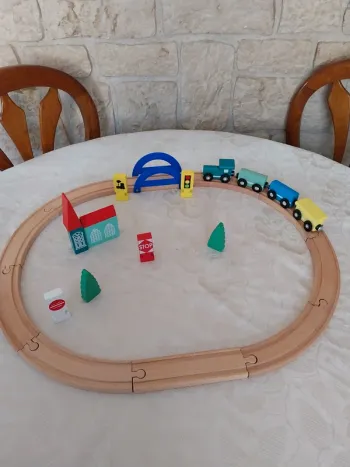 Petit train aimanté avec circuit en bois avec sa boite / 24 pièces/ Hema. Très bon état.