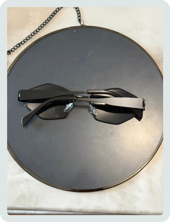 Lunette de soleil noire - photo numéro 2