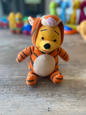 Peluche Disney Winnie L ourson avec ventouse pour la fixer