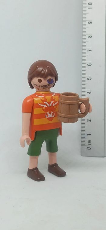 Homme avec œil au beurre noir et choppe playmobil