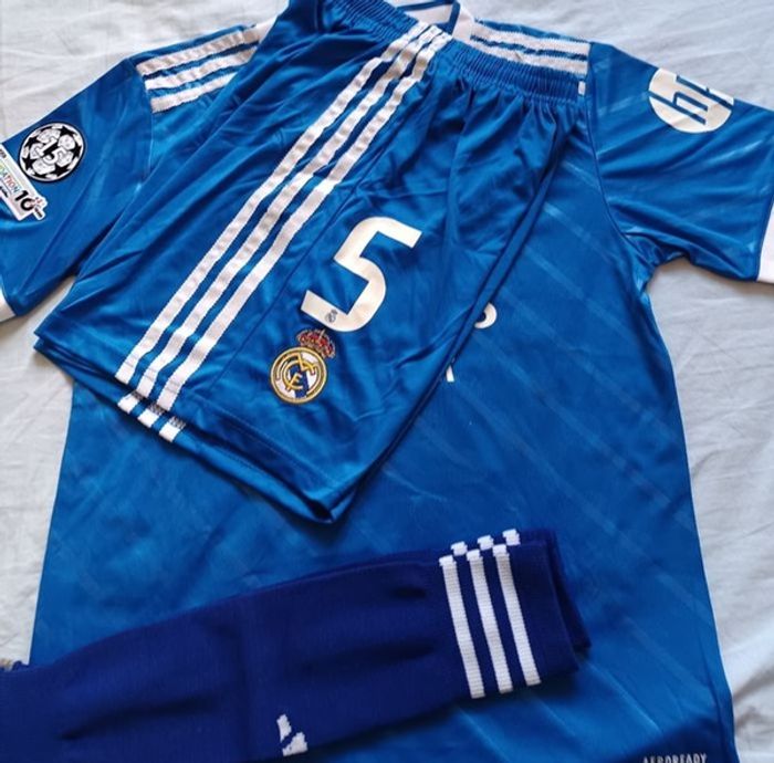 Superbe tenue Bellingham taille 14 ans Real de Madrid 2026 extérieur - photo numéro 4