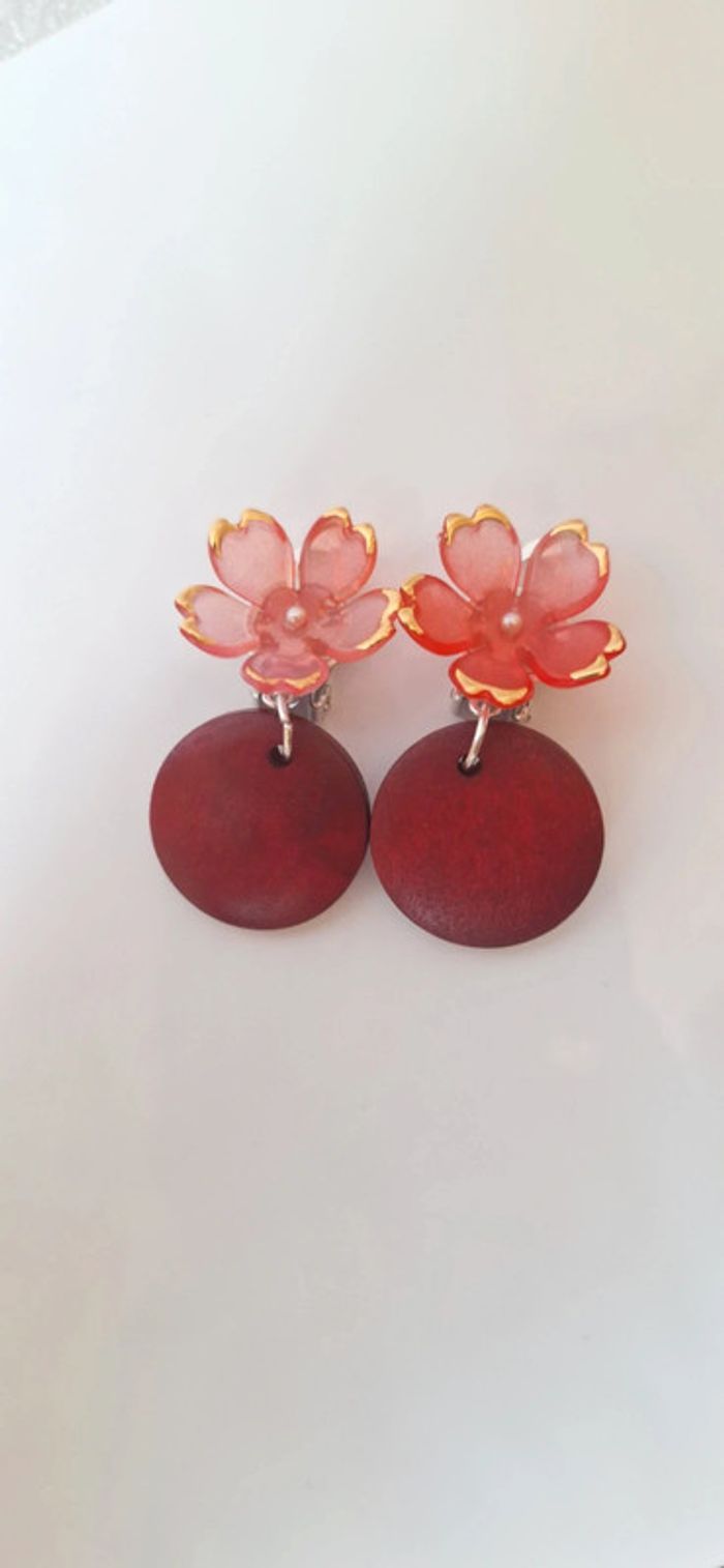 Boucles d’oreilles à clips rouges et fleurs roses foncé