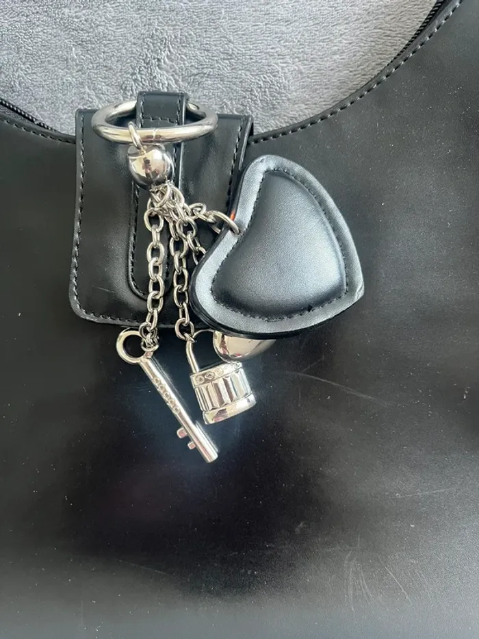Sac Y2K vintage noir verni à breloques – style 2000s - photo numéro 2