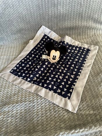 Doudou plat Mickey bleu gris satin triangle grelot Disney Baby