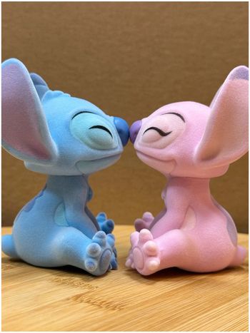 Figurines Floquées Bisous Stitch et Angel – Disney Grand Jester Officielles