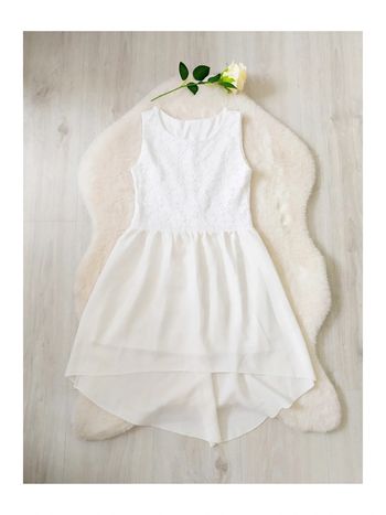 Robe blanche chic dentelle et voile, convient pour l'été ou les cérémonies