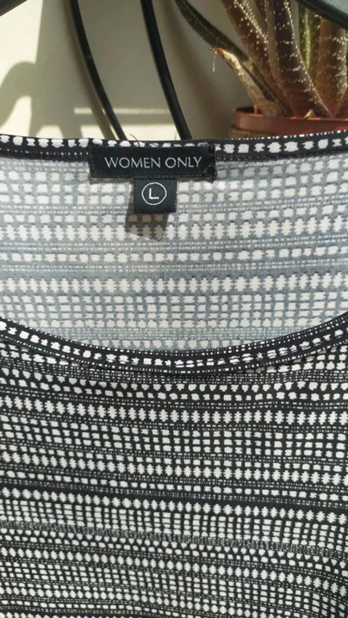 Robe stretch en jersey lycra noir avec des motifs ethniques blancs - photo numéro 2