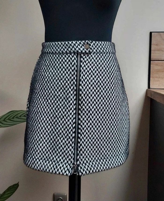 Jolie jupe neuve hiver Pimkie motif pied de poule noir et blanc
Taille 34